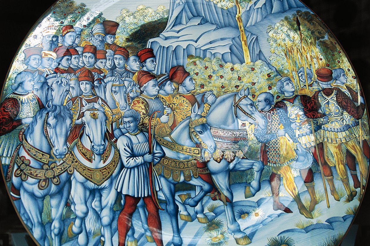 Piatto di maiolica raffigurante la Processione dei Magi, di Benozzo Gozzoli (circa 1420-1497), artigianato di Gualdo Tadino, Umbria, Italia da Benozzo di Lese di Sandro Gozzoli