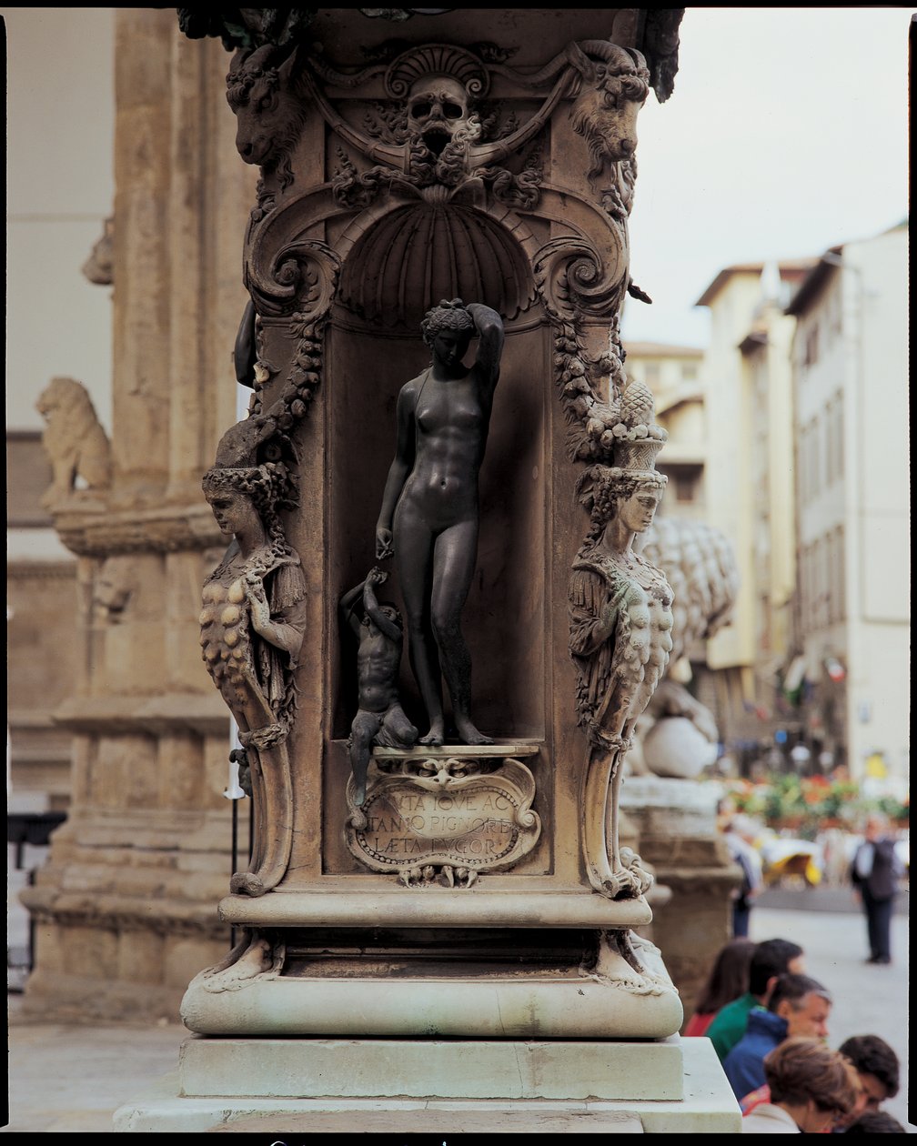 Dettaglio di Danae e Perseo bambino, dalla base di una scultura di Perseo con la testa di Medusa, 1545-55 da Benvenuto Cellini
