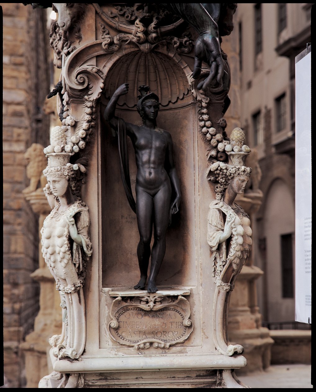 Dettaglio di Minerva, dalla base di una scultura di Perseo con la testa di Medusa, 1545-55 da Benvenuto Cellini