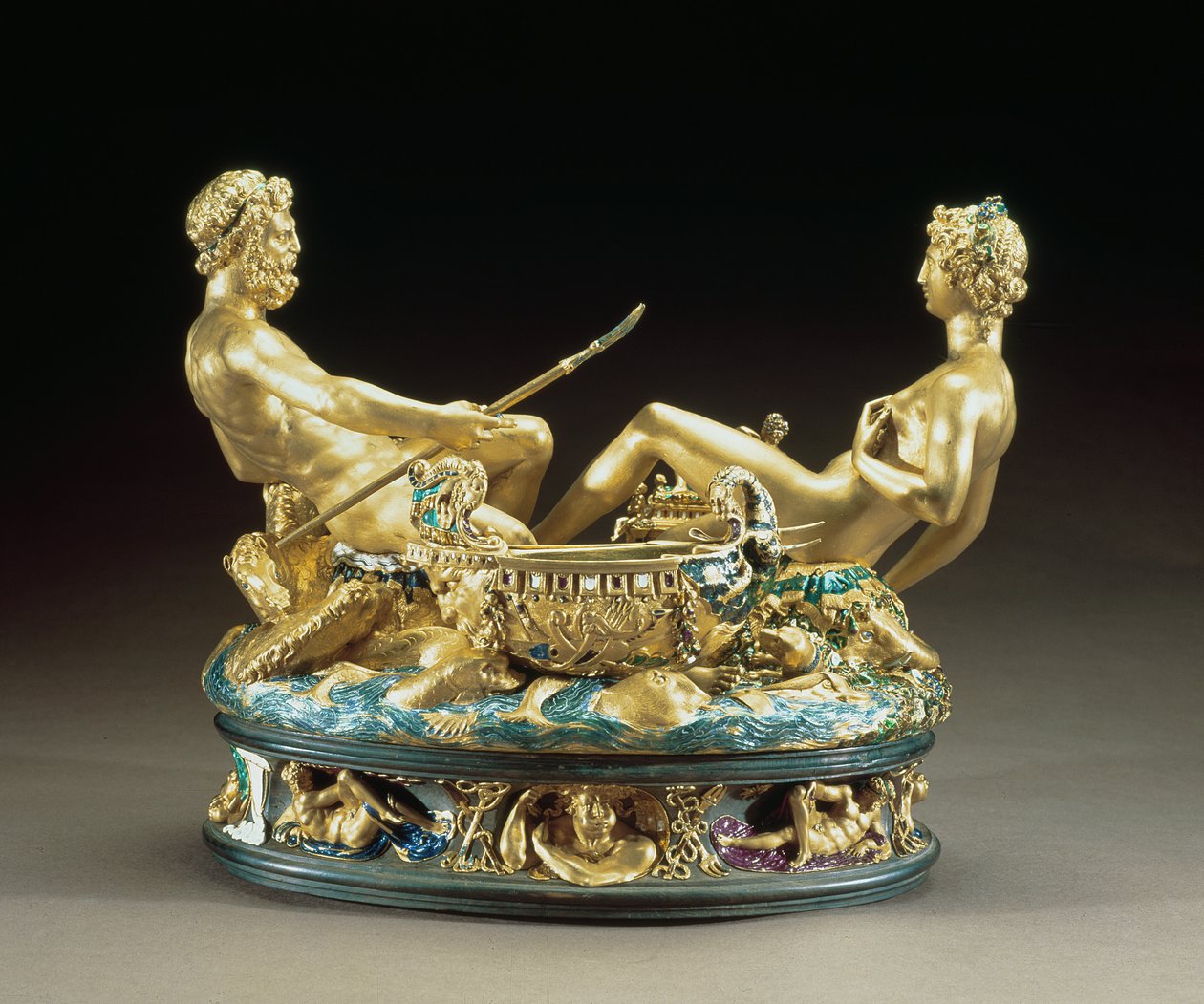Saliera appartenente al re Francesco I di Francia che raffigura la terra e il mare uniti rappresentati da una dea della terra e un dio del mare, 1540-43 da Benvenuto Cellini