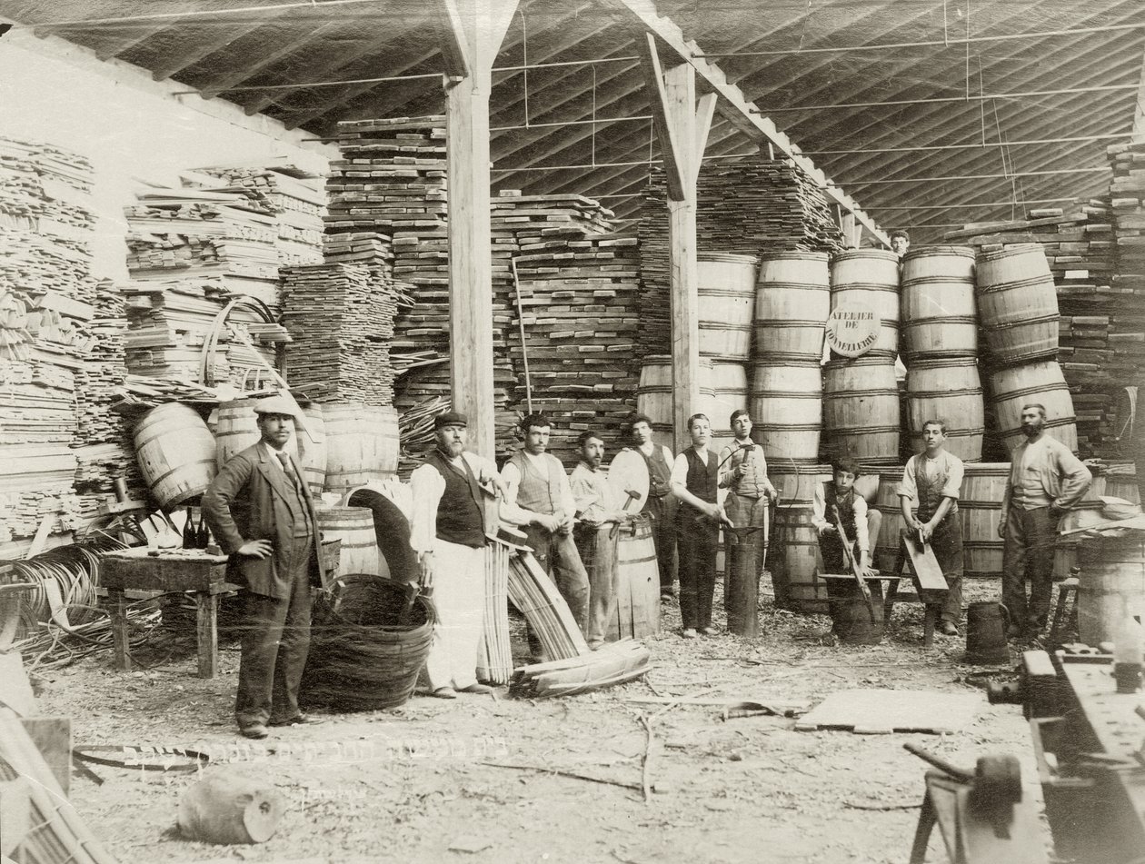 Interno di una fabbrica di botti a Zichron Yaacov con lavoratori, c.1898-1900 da Bernard Edelstein