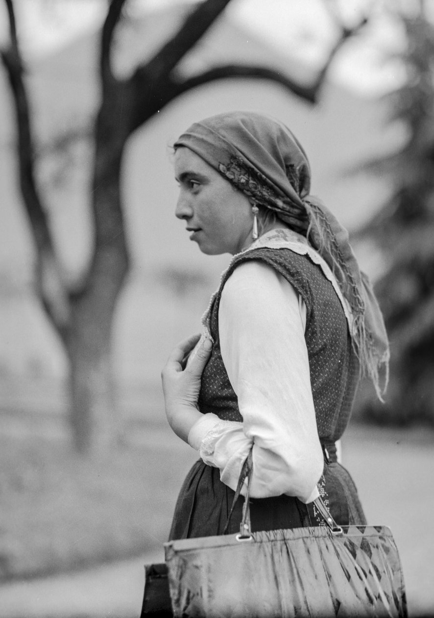 Donna di campagna in abbigliamento tradizionale conservatore, probabilmente Italia ma possibilmente Turchia da Bernard F. Rogers