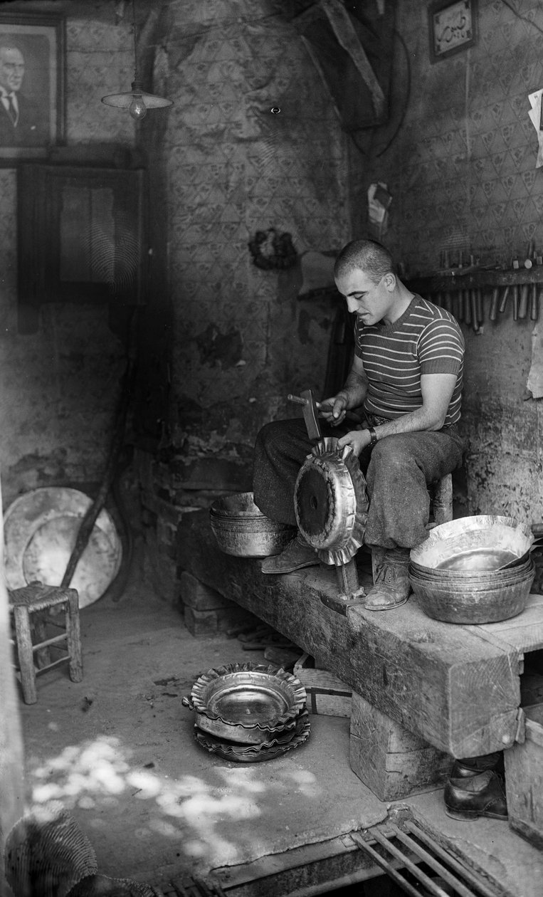 Fabbro italiano che martella su una lamiera per fare un vaso o una pentola, Italia da Bernard F. Rogers