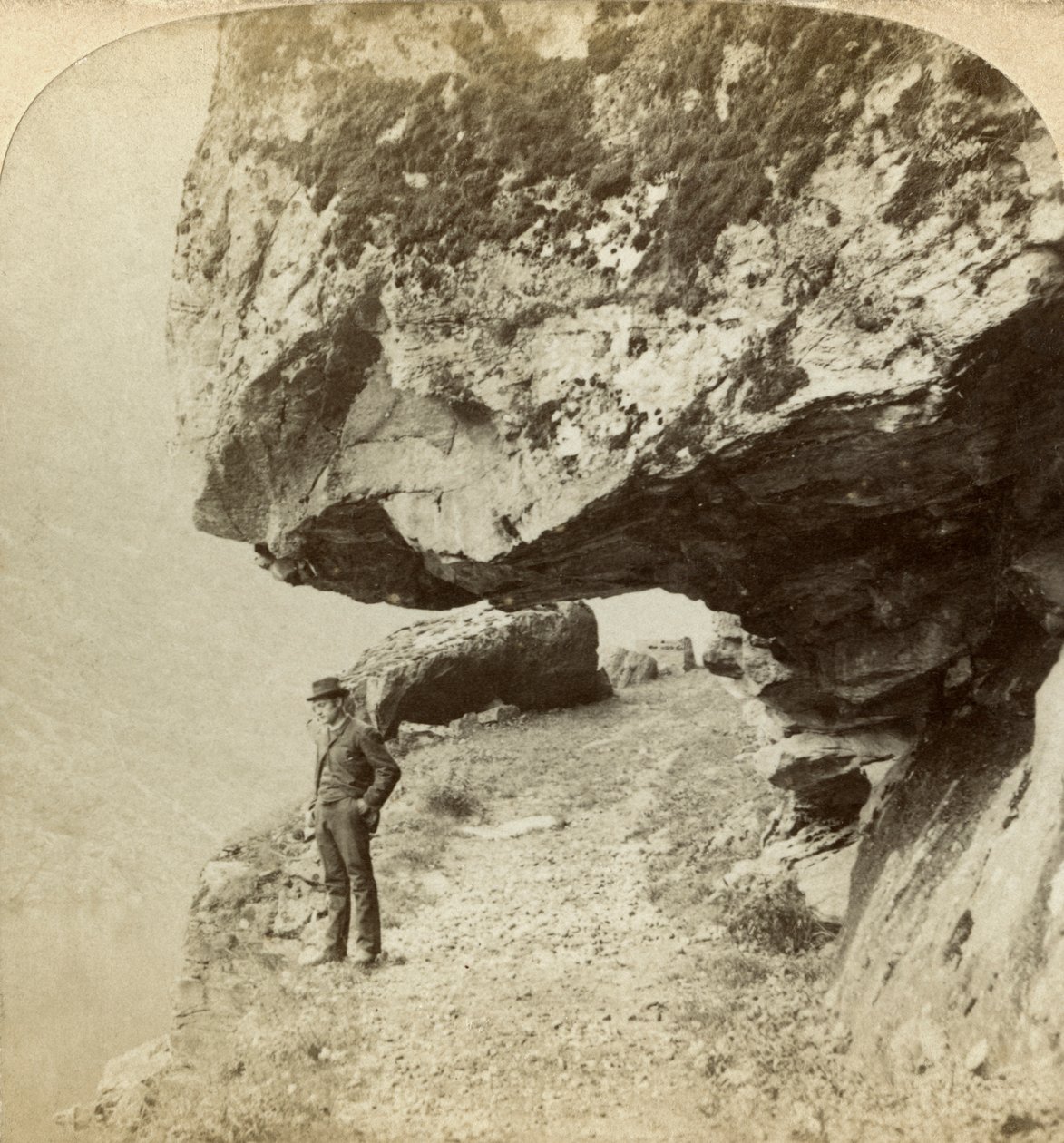 Uomo su una scogliera che domina il Naeroyfjord, Sogne, Norvegia da Bert Underwood