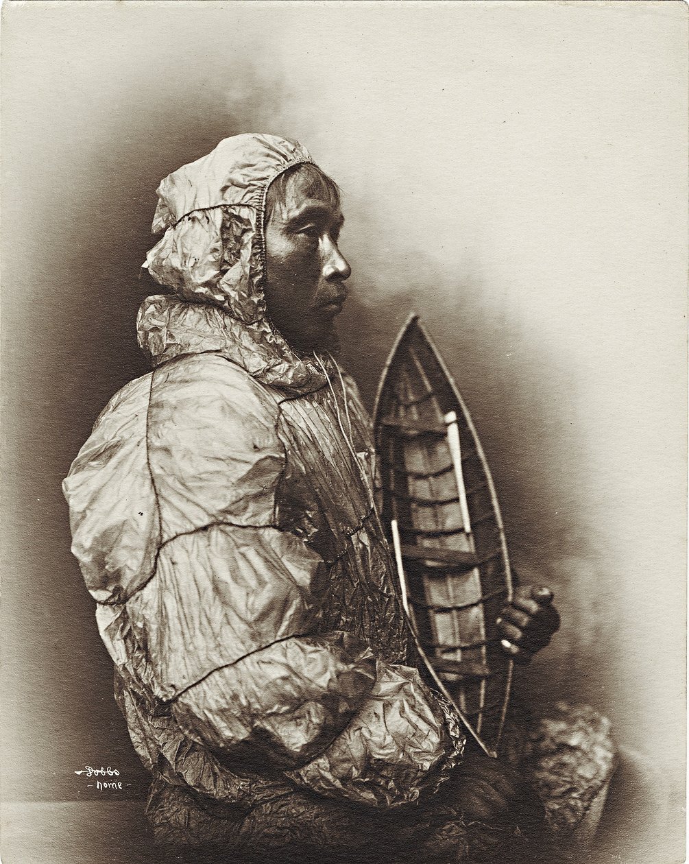 Uomo con modello di umiak, Alaska, c.1906 da Beverly Bennett Dobbs