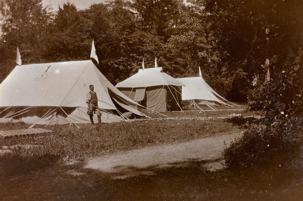 Album della Prima Guerra Mondiale in Friuli-Venezia Giulia: tende di accettazione, chirurgia e medicazione davanti a Villa Brazzà, sede del 17º Ospedale di guerra a Soleschiano Manzano, foto scattata dal campanile della chiesa, 05/1916 (foto b/n) da Bietti Bietti