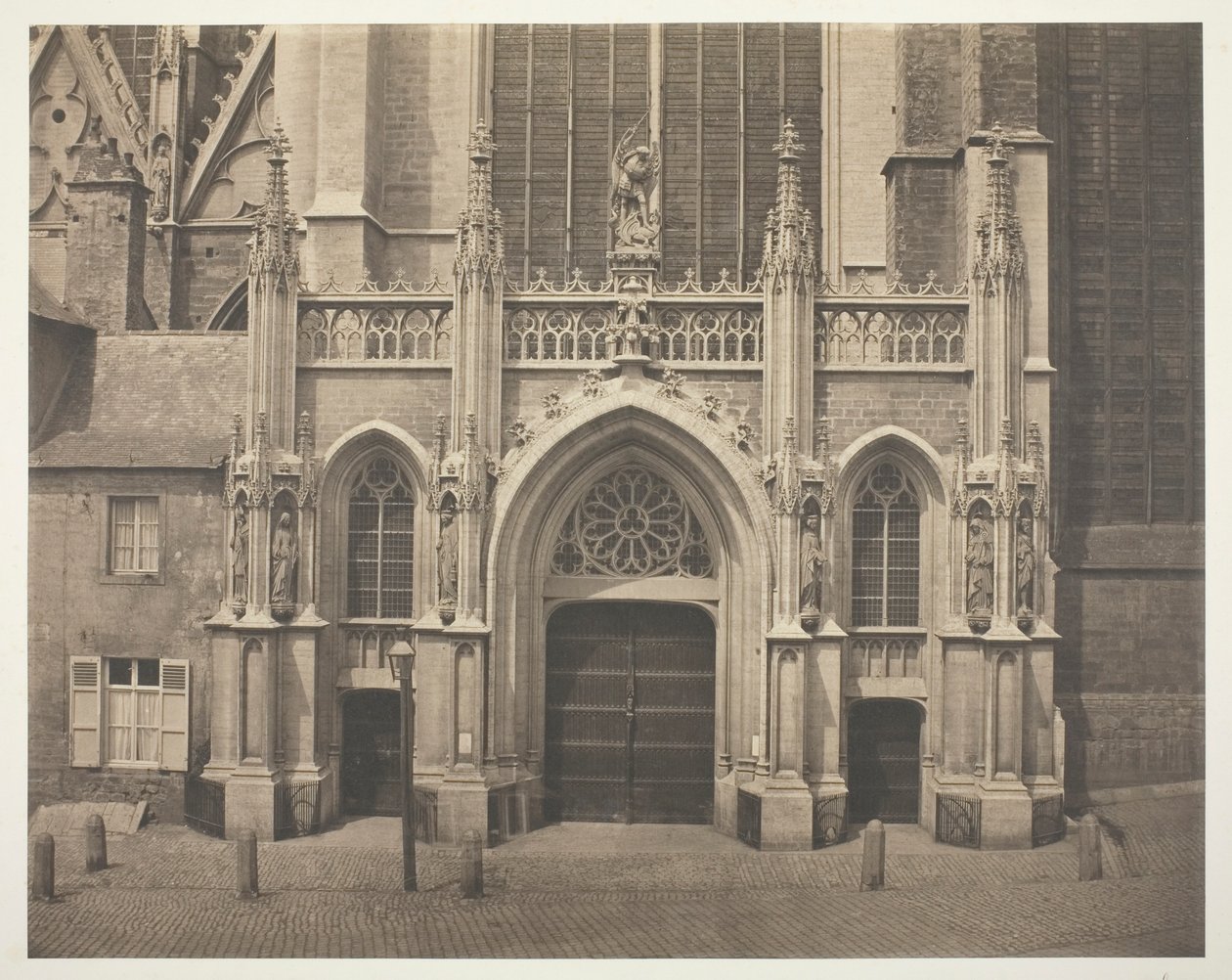 Senza titolo [Facciata sud del transetto della Cattedrale di San Michele e Santa Gudula a Bruxelles, Belgio]. da Bisson Frères