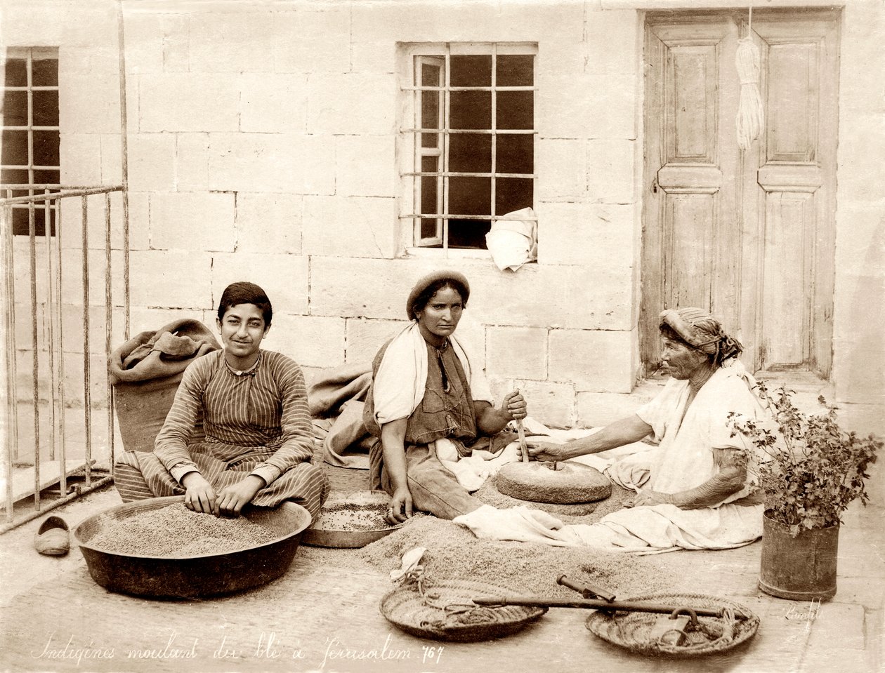 Macinare il grano a Gerusalemme, c.1867-98 da Bonfils Studio