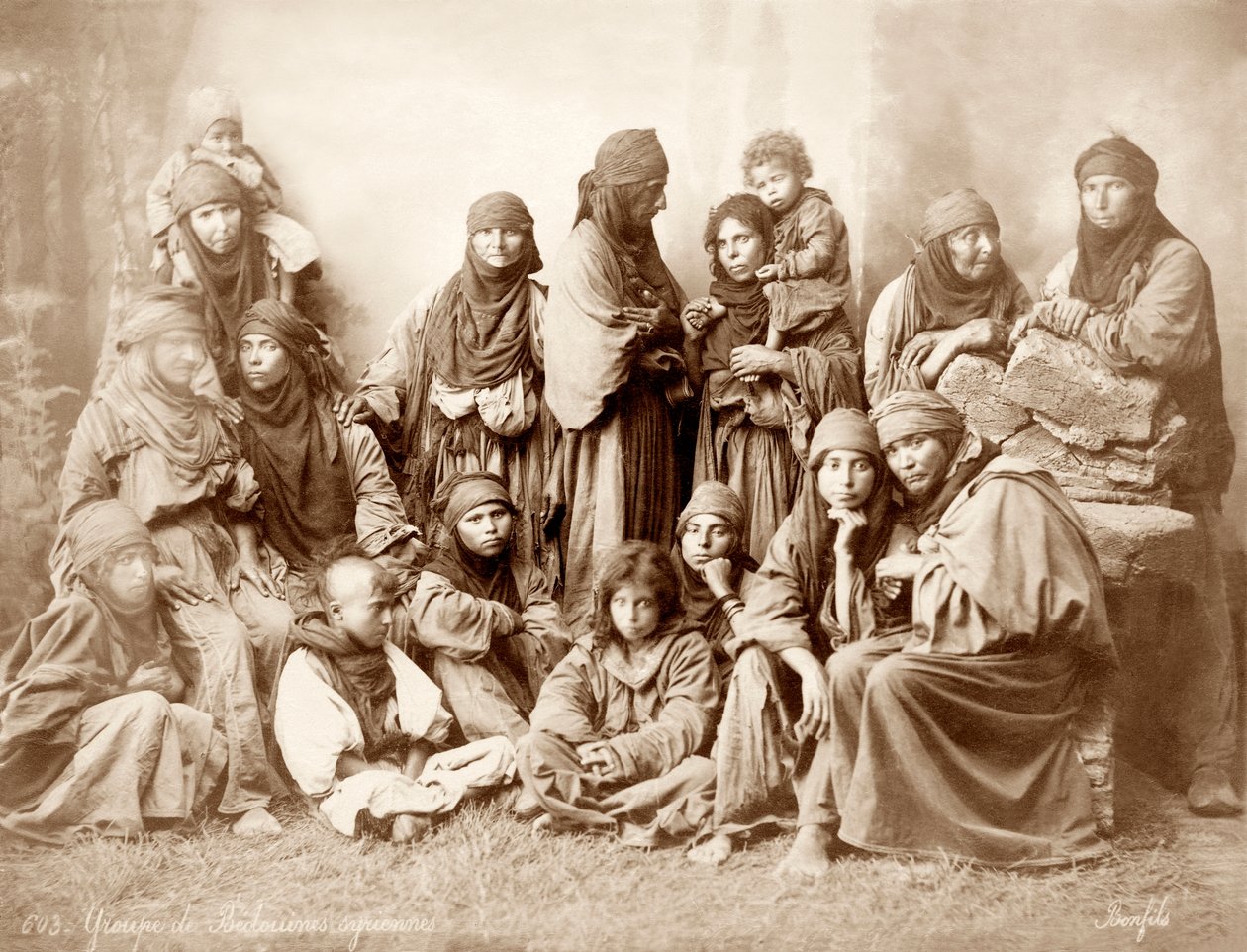 Gruppo di 17 donne e bambini beduini, c.1867-98 da Bonfils Studio