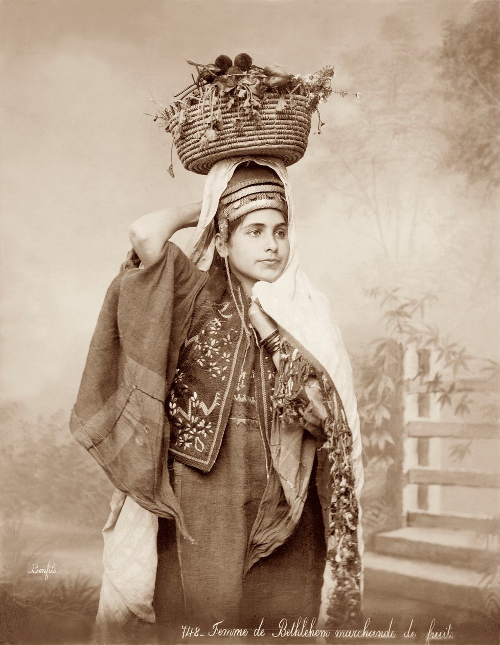 Donna con un cesto di frutta sulla testa, c.1867-98 da Bonfils Studio
