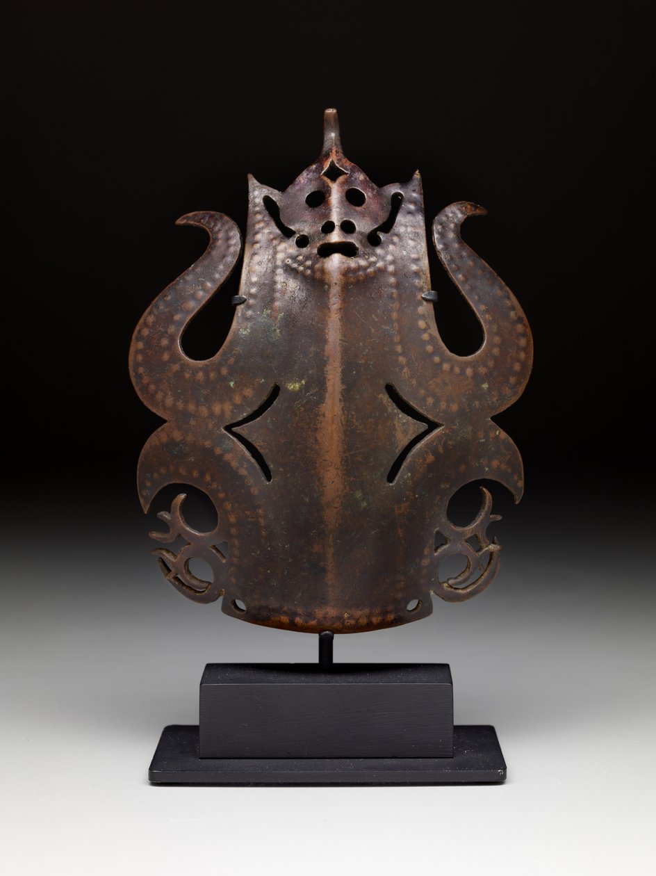 Ornamento per copricapo da guerriero: figura frontale da Bornean Bornean