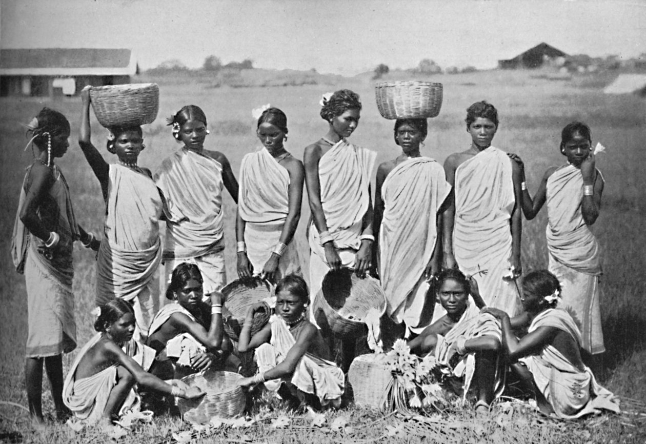Un gruppo di ragazze Kol, 1902 da Bourne and Shepherd