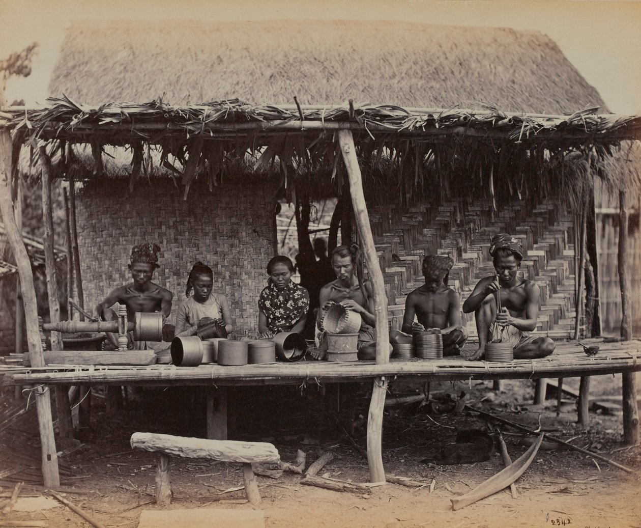 Birmani che fanno lavori di laka, 1887 da British Photographer
