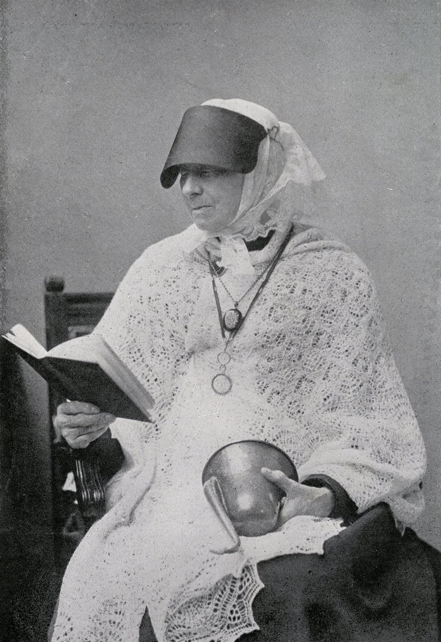Jane Whyte Balfour, zia di Robert Louis Stevenson, fotografata mentre legge e tiene un cornetto acustico da British Photographer