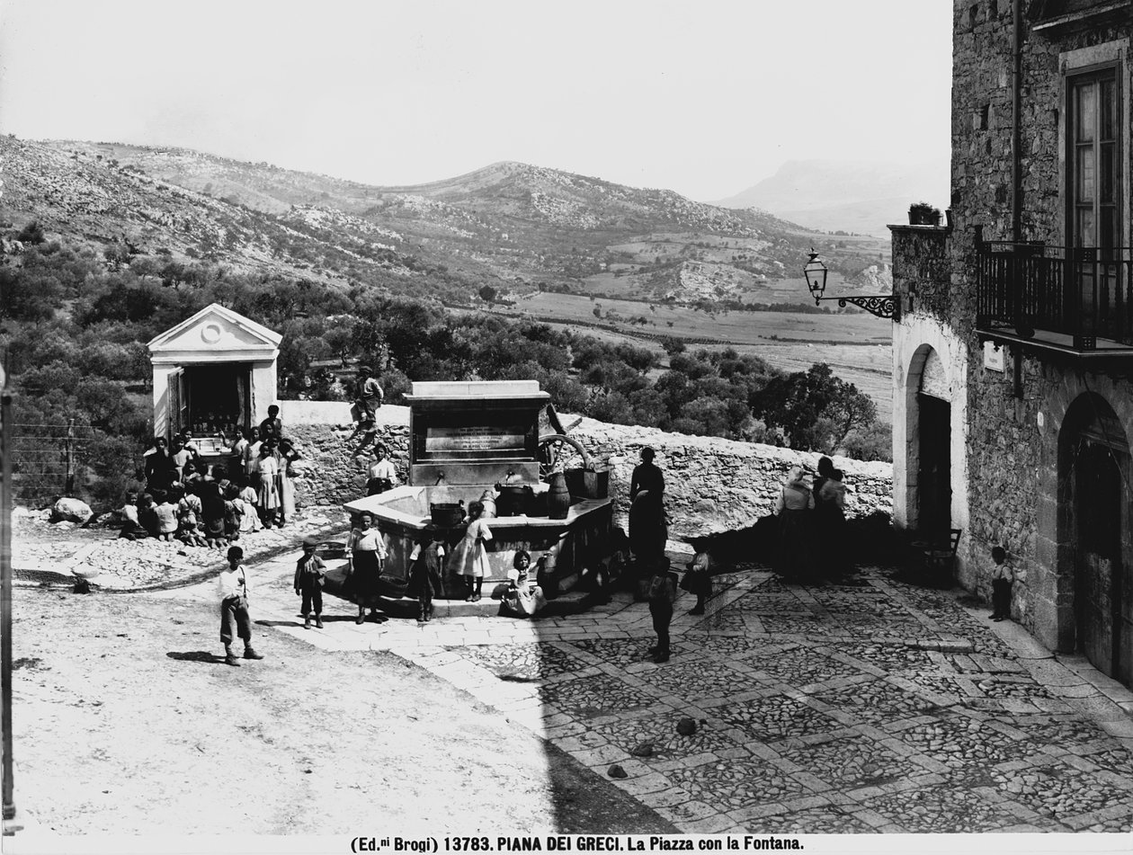 Piana dei Greci. La piazza con la fontana. da Brogi Brogi