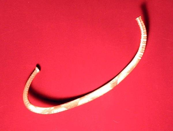 Anello del collo trovato a Ickleton, Cambridgeshire (oro) da Bronze Age