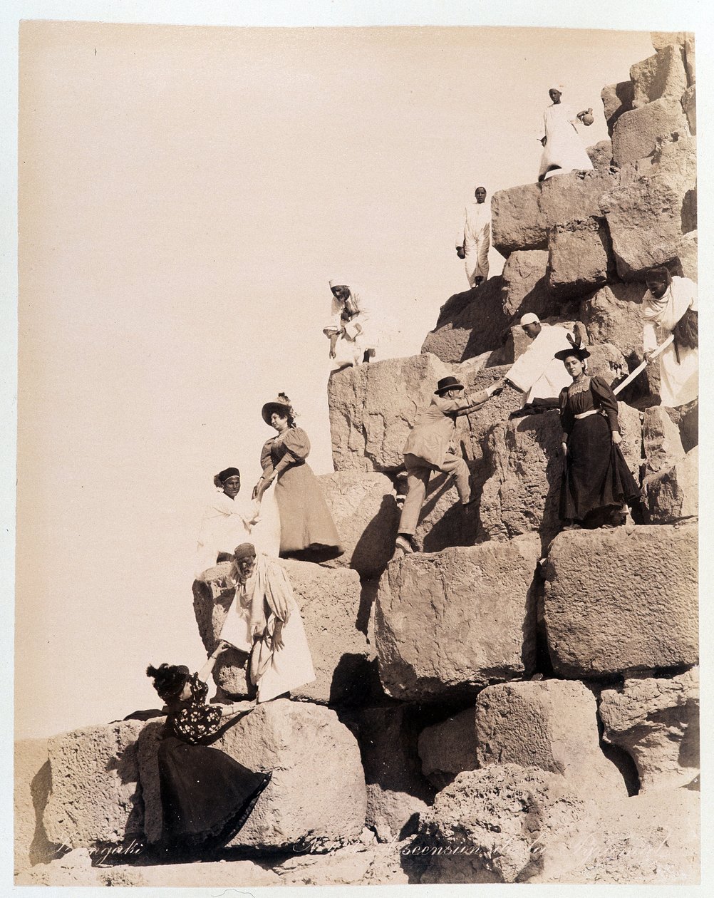 Scalata di una piramide da parte di turisti - fotografia dei Fratelli Zangali, fine XIX secolo da Brothers Zangaki