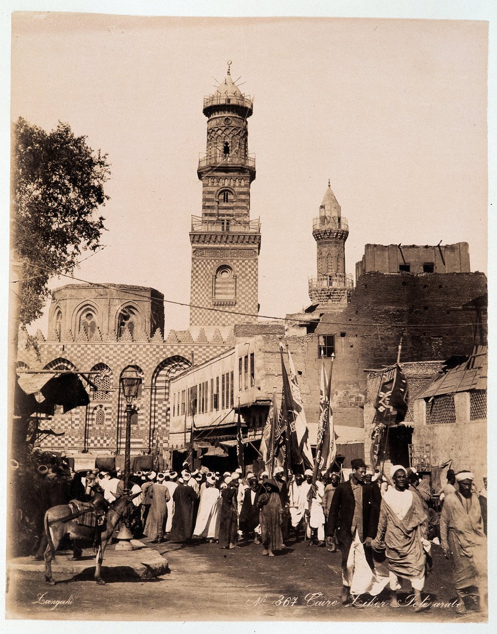 Festa nelle strade del Cairo - fotografia dei fratelli Zangali, fine XIX secolo da Brothers Zangaki