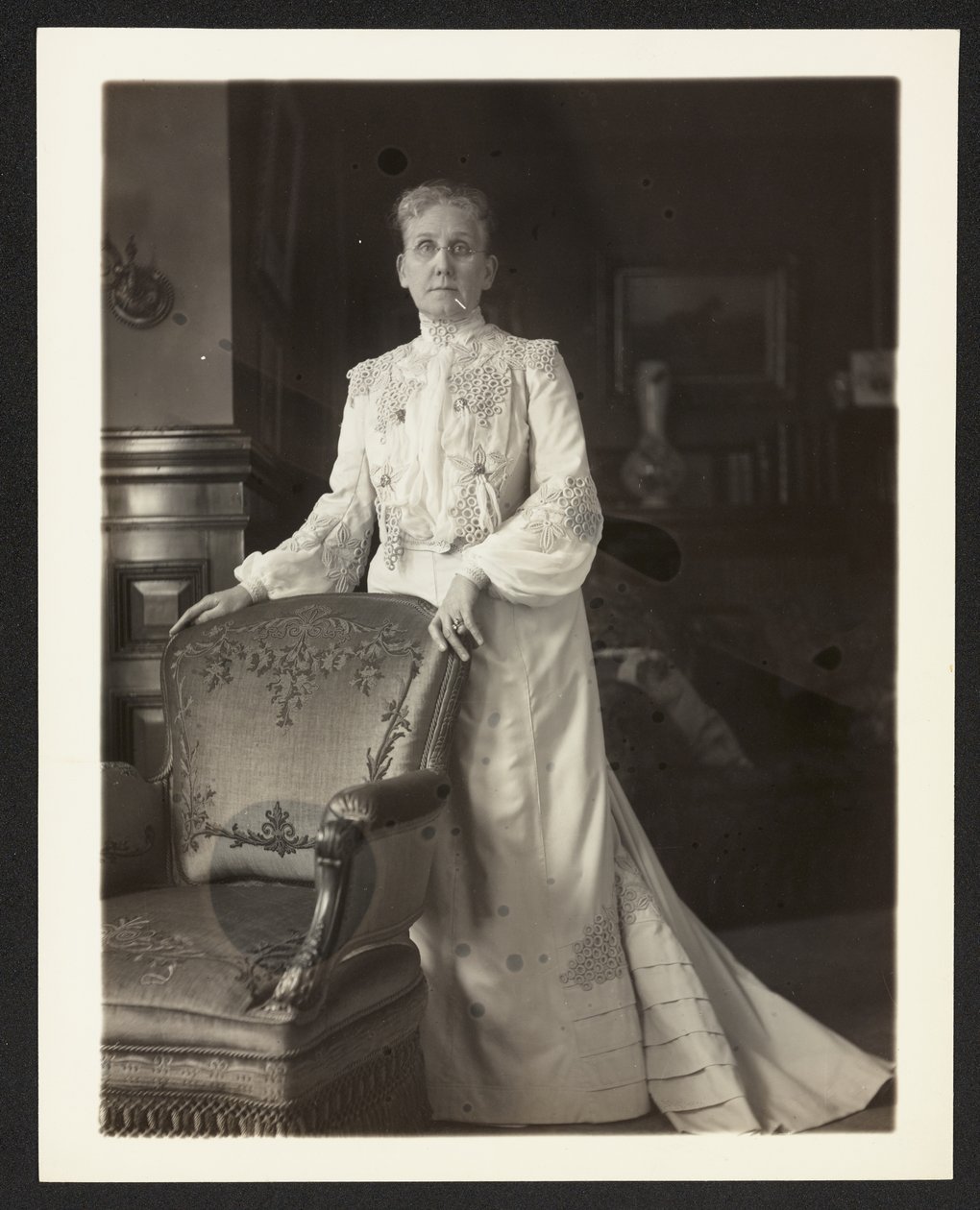 Mrs John Arbuckle, c.1900-10 (foto in b/n) da Burr William McIntosh