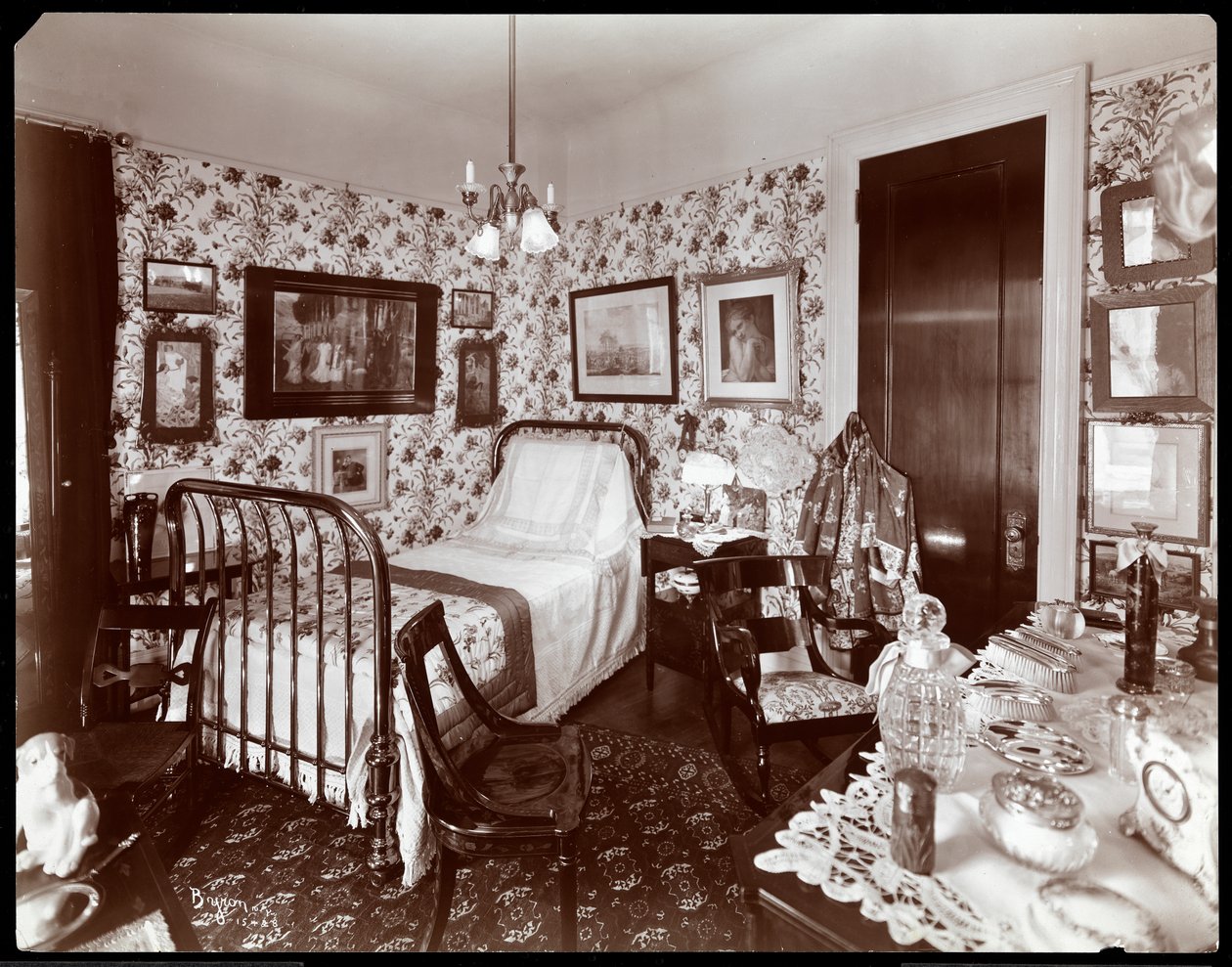 Una camera da letto nella residenza di Mrs. Leslie Carter, New York, 1903 da Byron Company