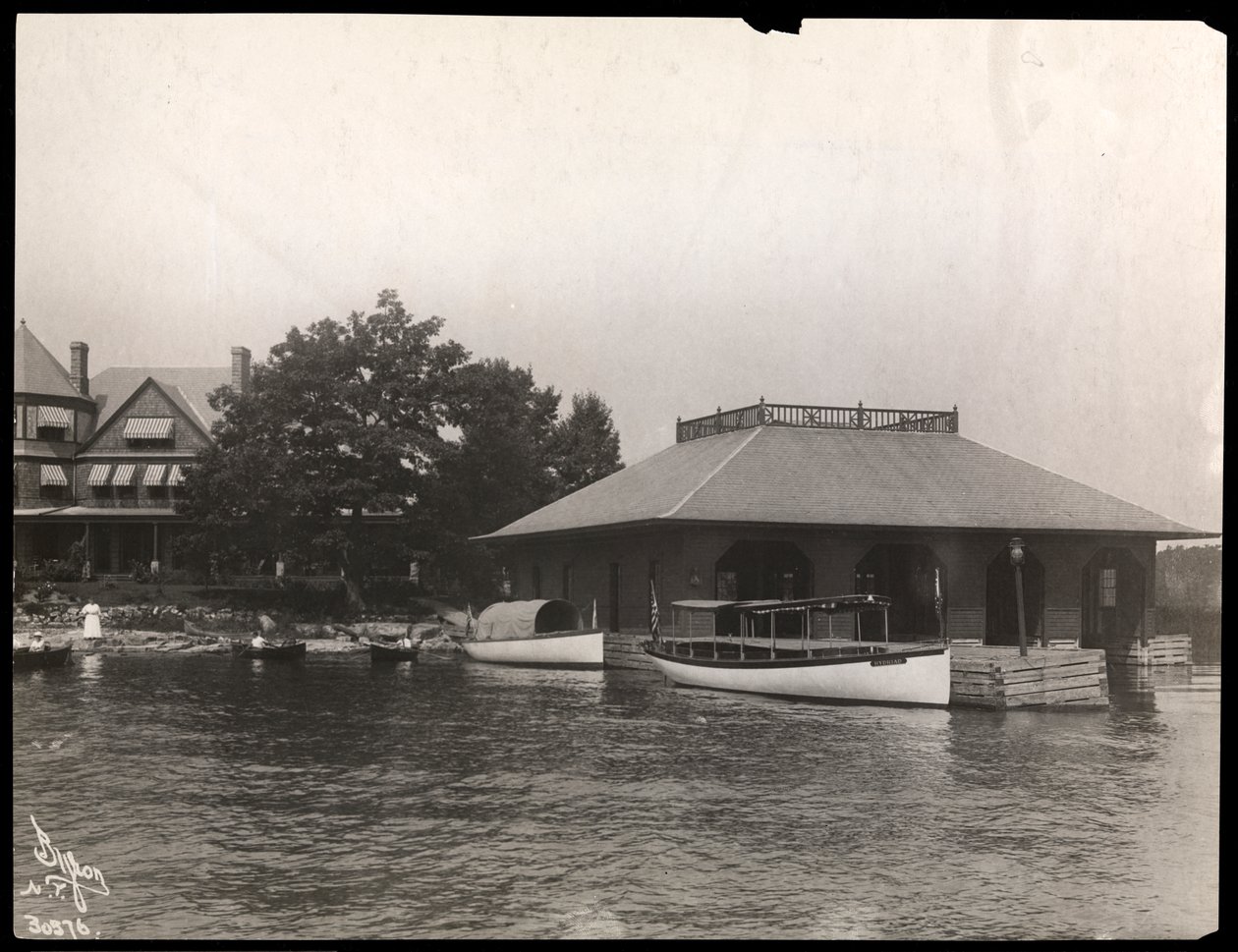 Un molo per barche presso la residenza di May Irwin nelle Mille Isole, 1911-12 da Byron Company