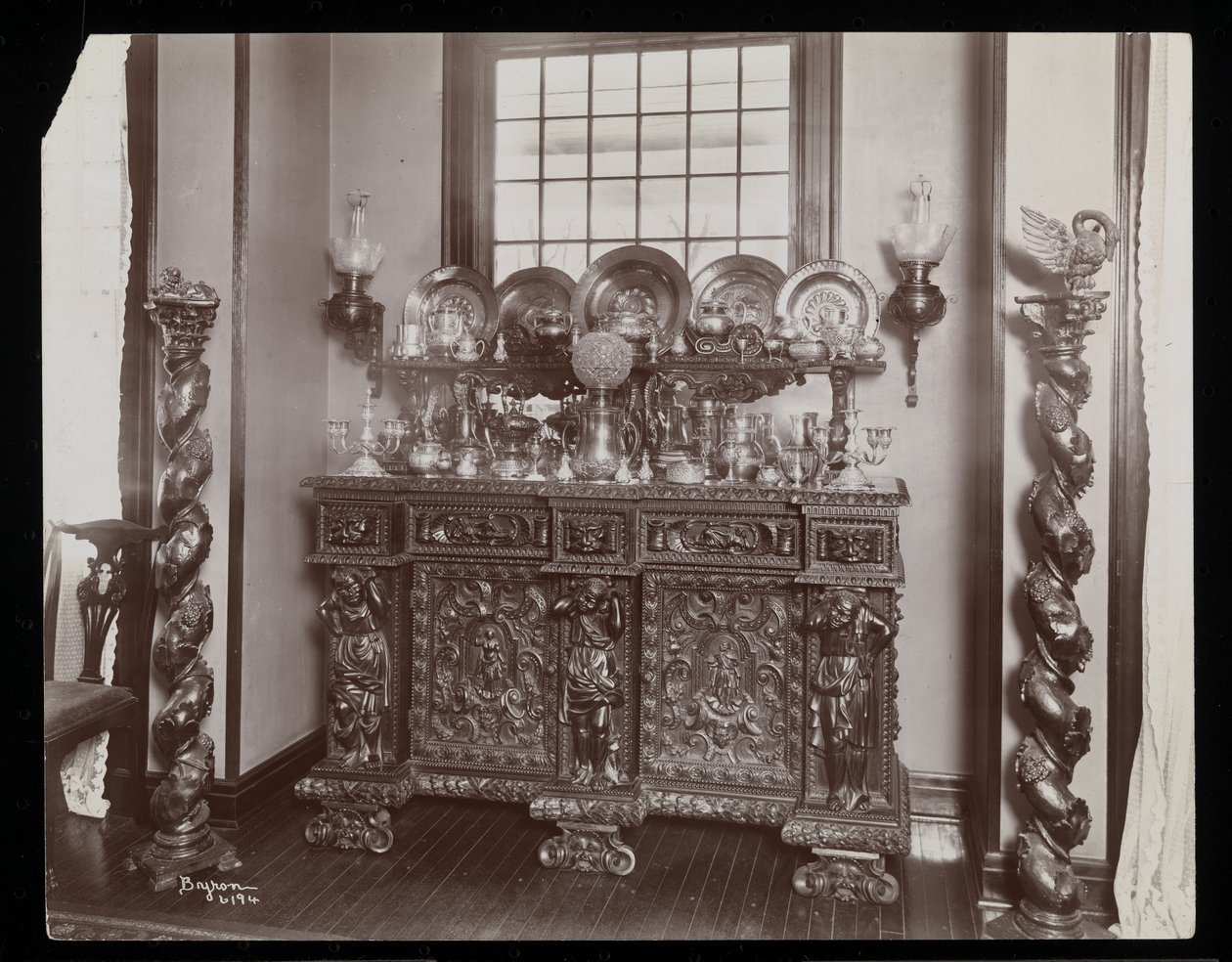 Una credenza ingombra nella residenza di Westmoreland Davis a Tuxedo Park, New York, 1899 da Byron Company