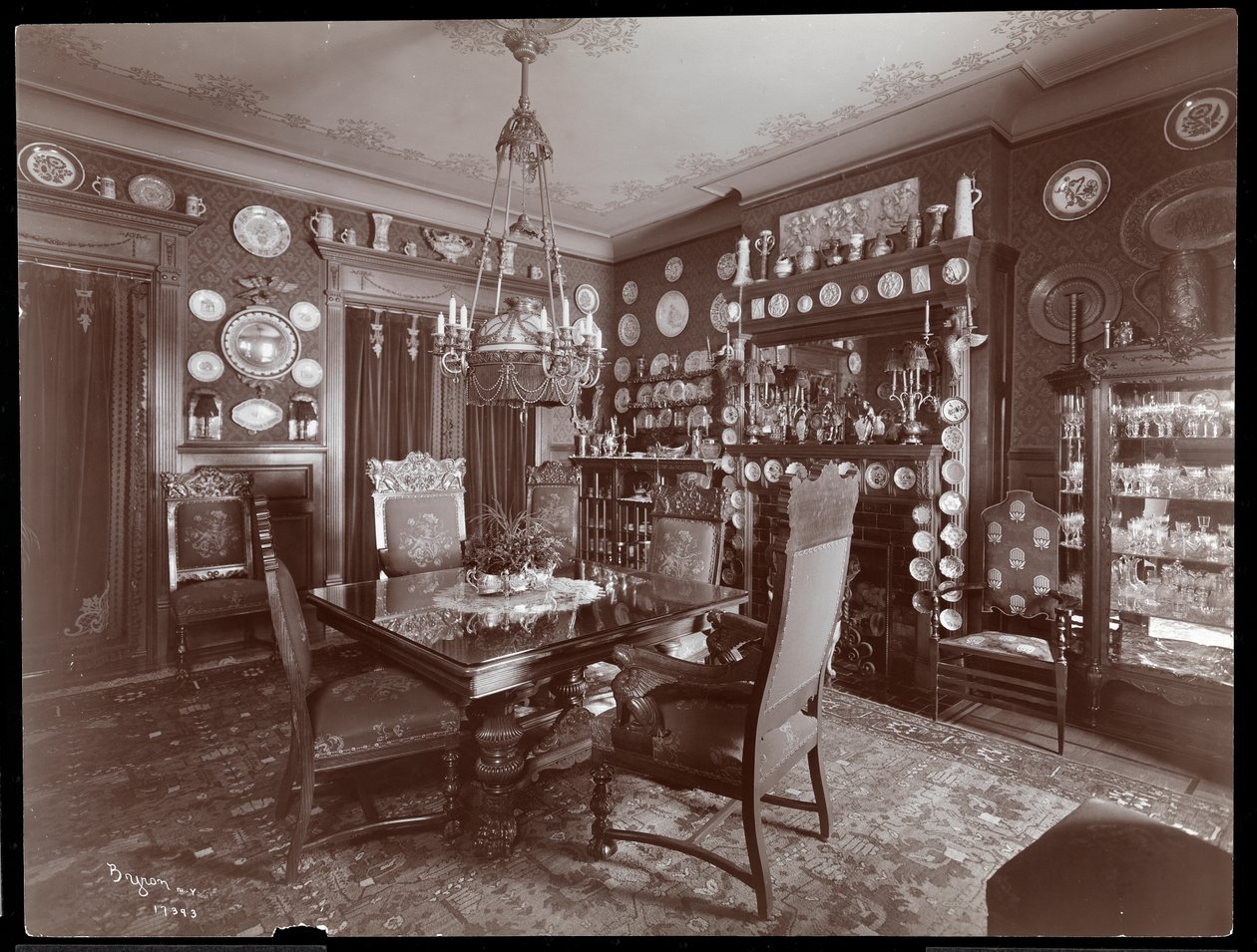 Una sala da pranzo nella residenza di David Belasco, 1903 o 1904 da Byron Company
