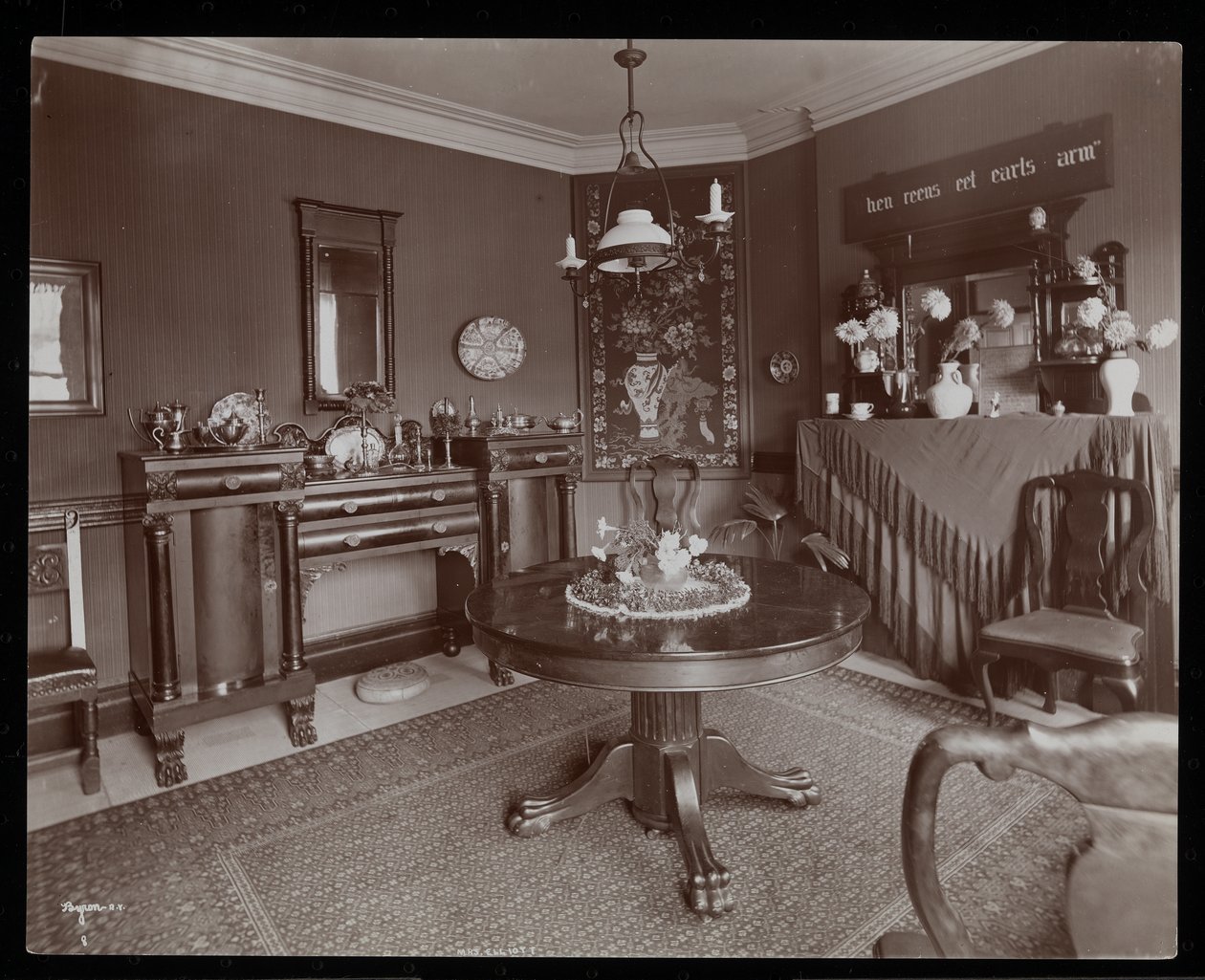 Una sala da pranzo nella casa della signora Elliott, 1902 da Byron Company