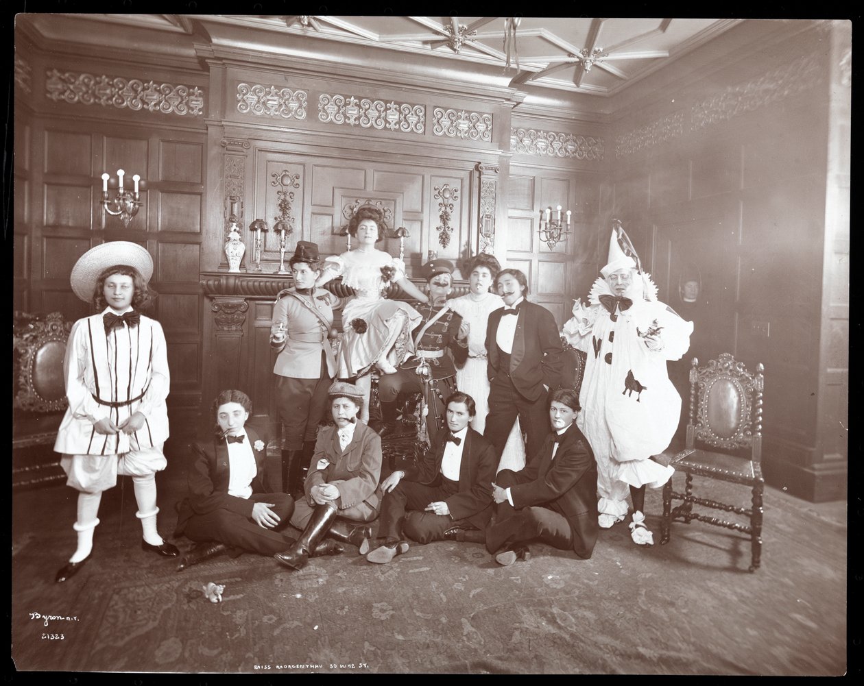 Un gruppo in costume a casa di Miss Morgenthau, 30 West 72nd Street, New York, 1906 da Byron Company
