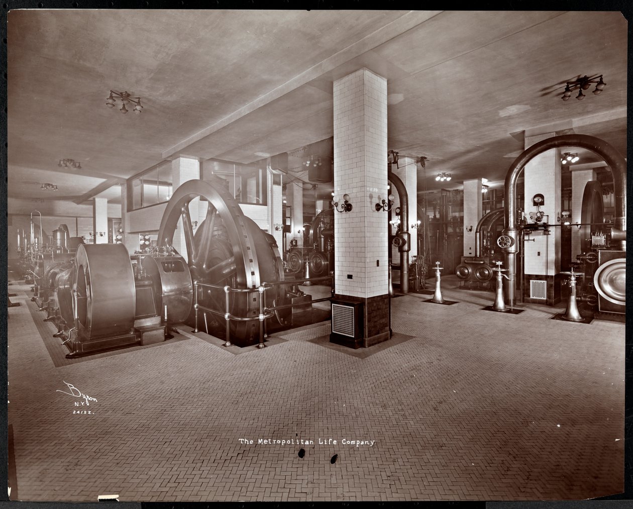 Una sala macchine alla Metropolitan Life Insurance Co. in 23rd Street e Madison Avenue, New York, 1907 da Byron Company