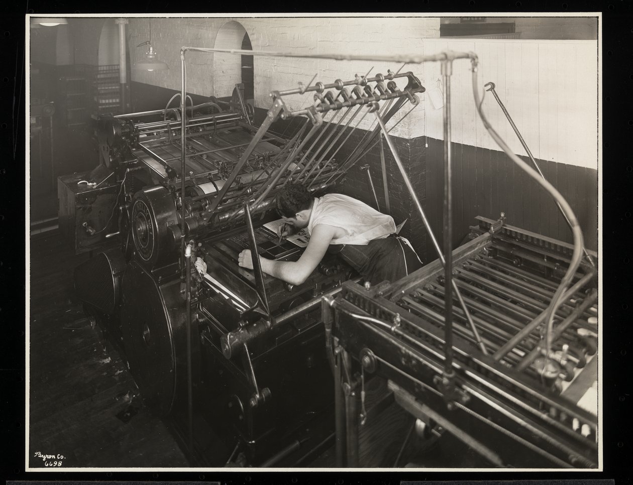 Una macchina da stampa a Unz und Co., 24 Beaver Street, New York, 1932 da Byron Company