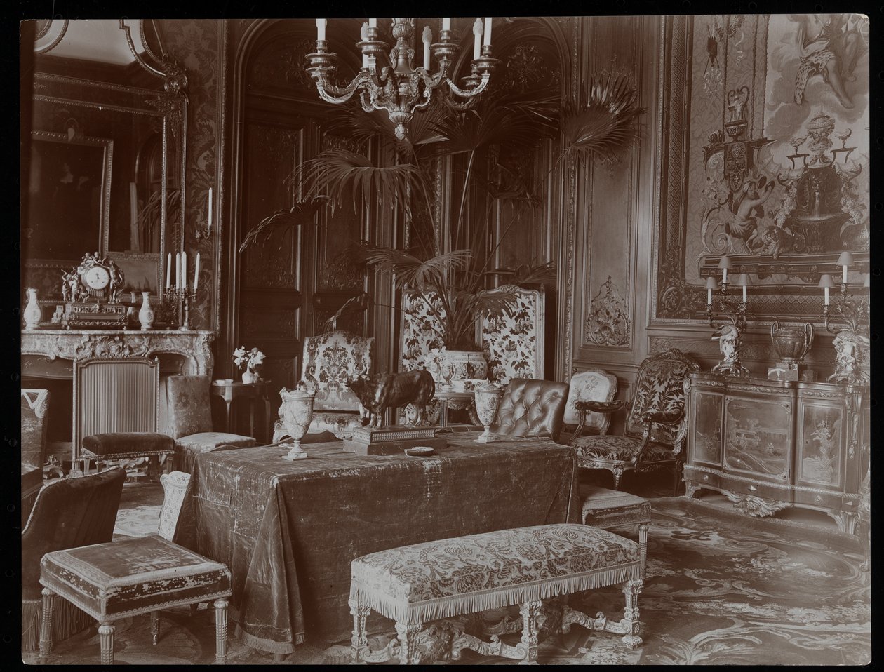 Una stanza nella residenza della Contessa De Ganay, Parigi, c.1900 da Byron Company
