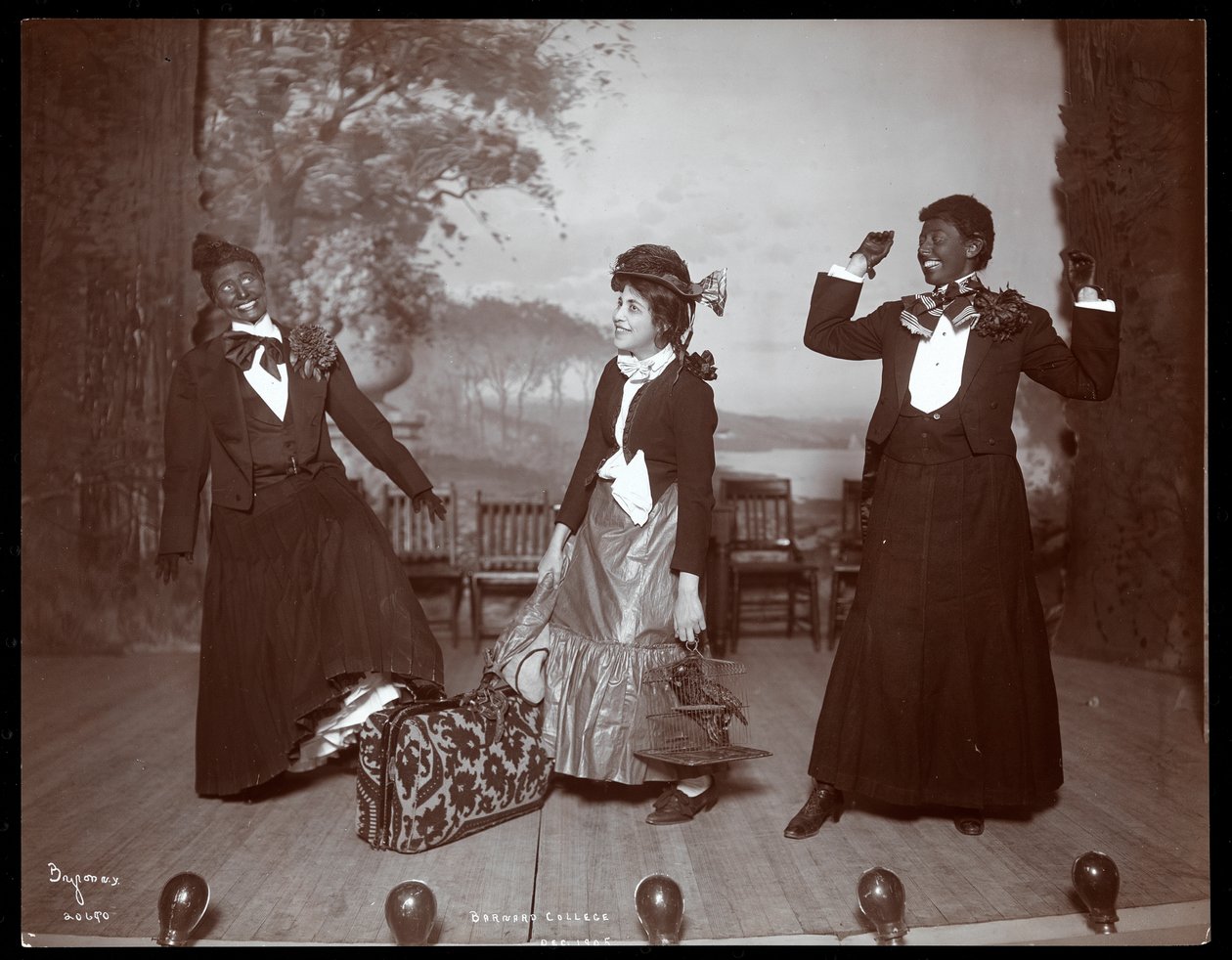 Una scena da The Junior Show, una produzione amatoriale presentata dagli studenti del Barnard College, New York, 1905 (stampa al gelatino d