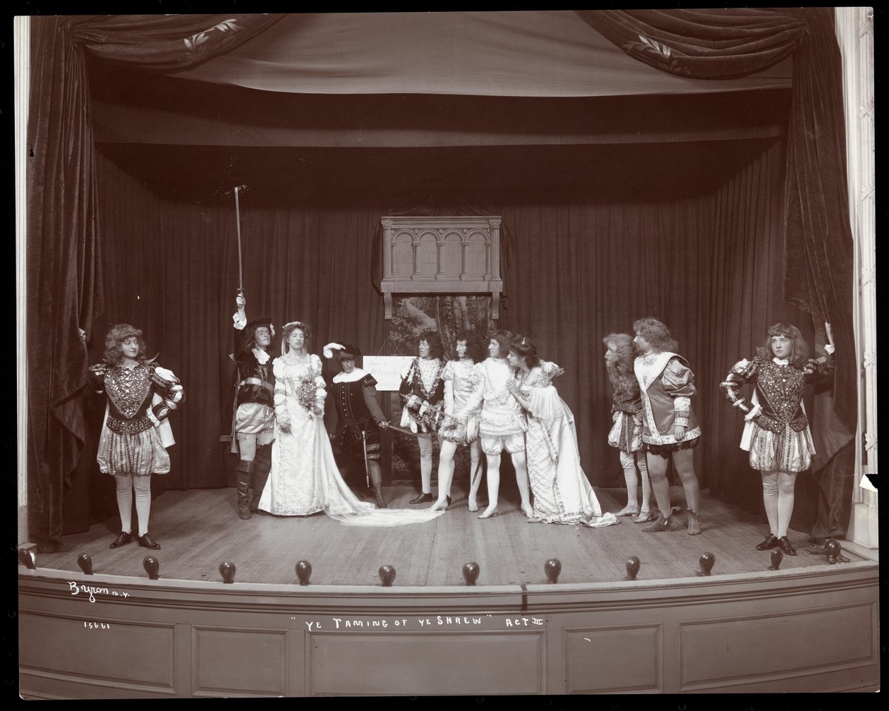 Una scena da una produzione amatoriale de La bisbetica domata presentata al Barnard College, New York da Byron Company