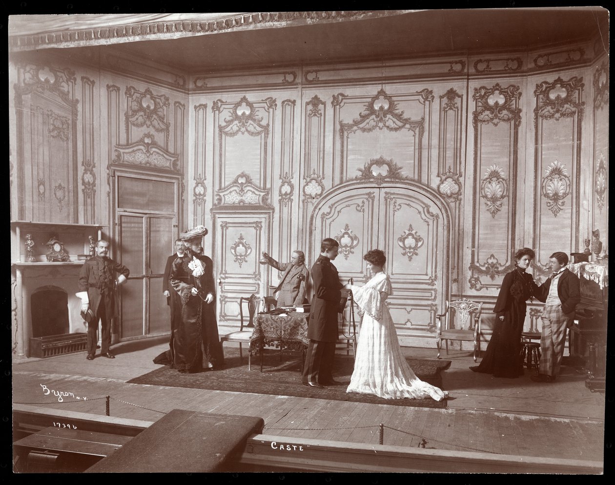Una scena da una produzione amatoriale di una commedia intitolata Caste, New York da Byron Company