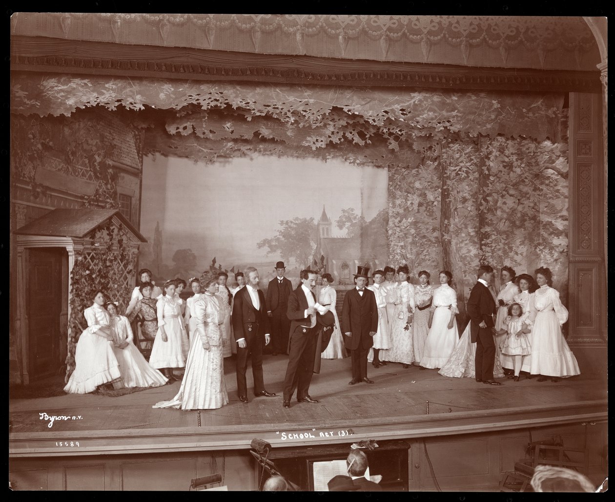 Una scena da una produzione amatoriale di una commedia intitolata School da Byron Company