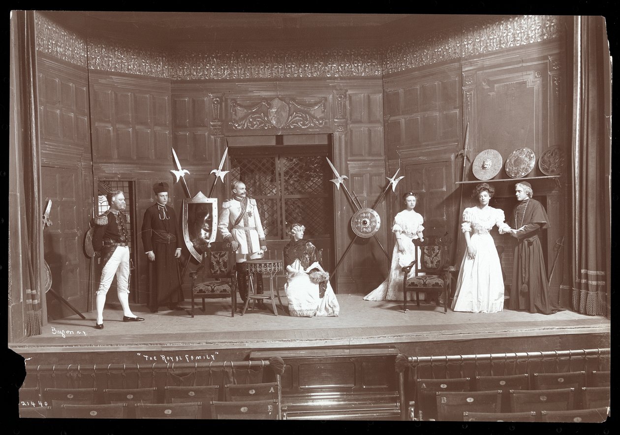 Una scena da una produzione amatoriale di una commedia intitolata La famiglia reale da Byron Company