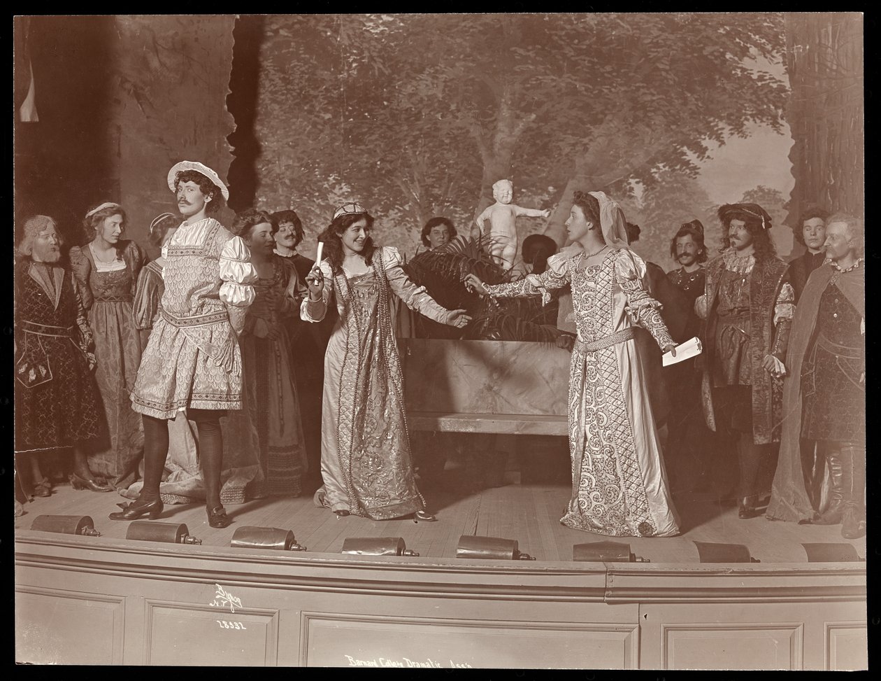 Una scena di una produzione amatoriale di una commedia non identificata presentata al Barnard College, New York (stampa al gelatino d