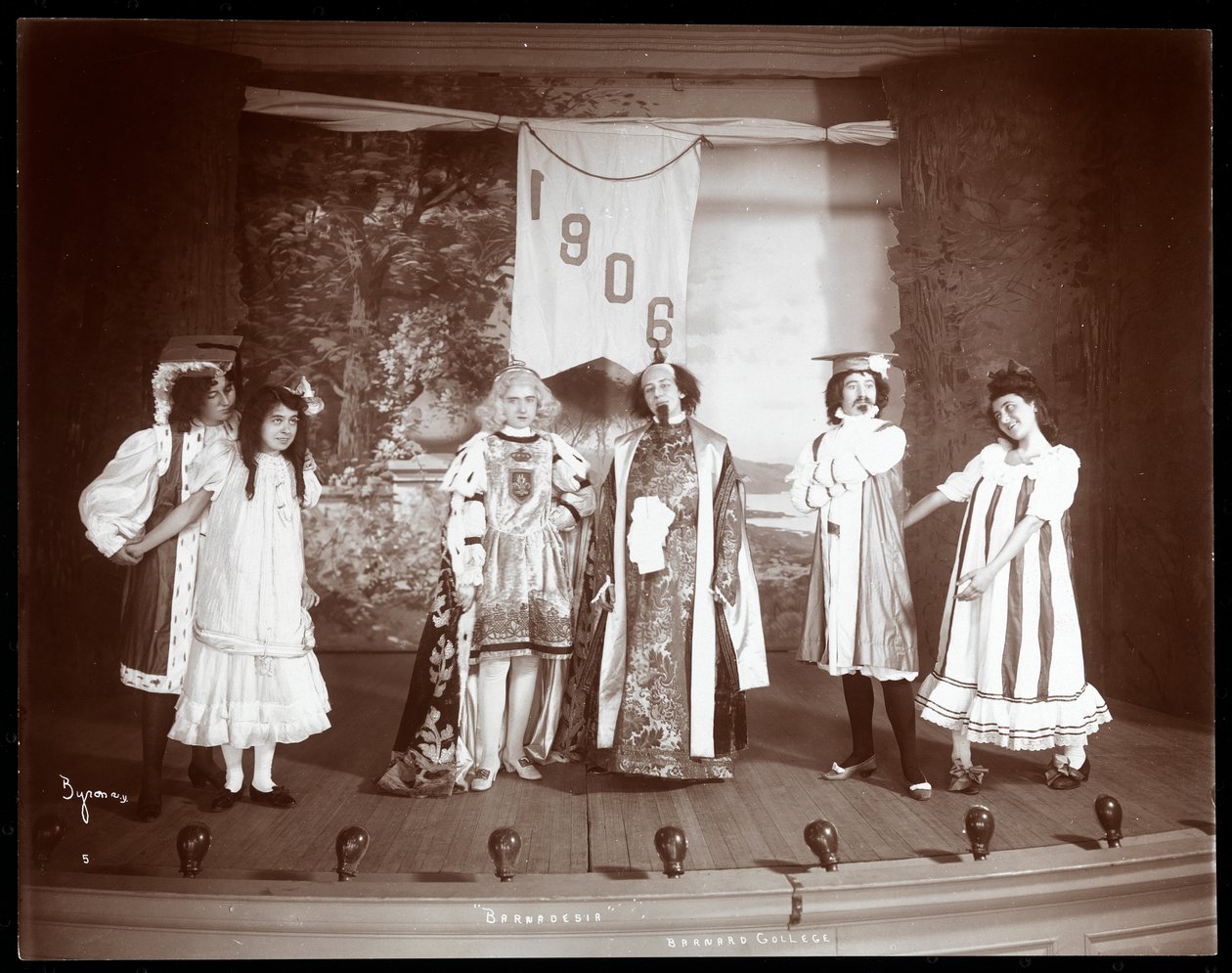 Una scena di una rivista amatoriale intitolata Barnardesia presentata al Barnard College, New York da Byron Company