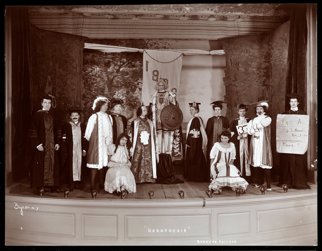 Una scena da una rivista amatoriale intitolata Barnardesia presentata al Barnard College, New York da Byron Company