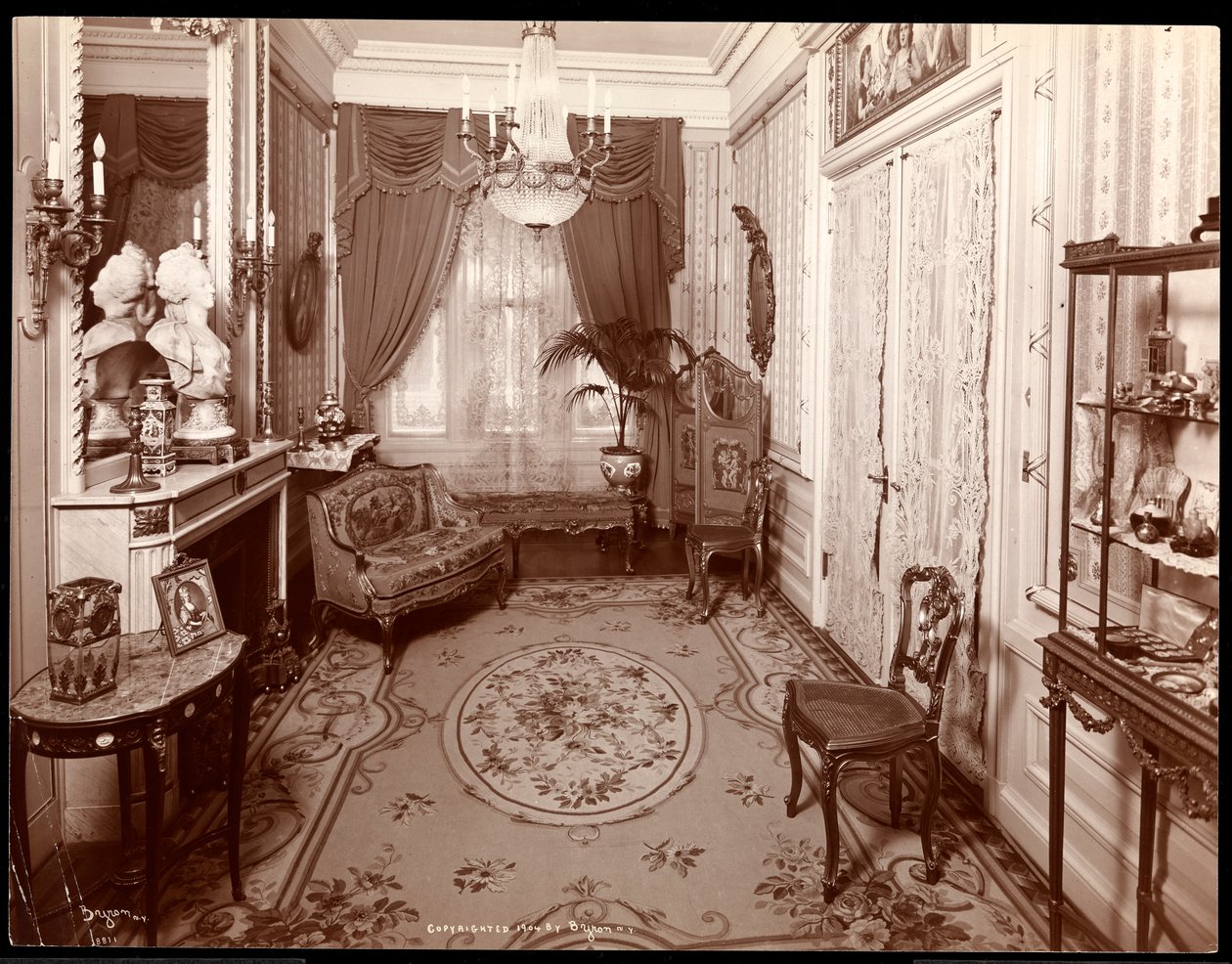 Una piccola stanza nella residenza della Sig.ra Leslie Carter a New York, 1904 da Byron Company
