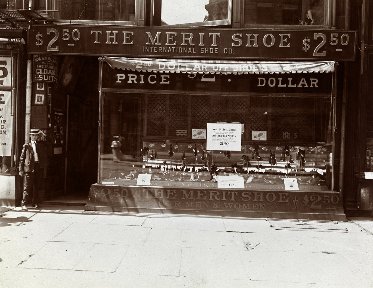 Una vetrina della International Shoe Co., New York, 1905 da Byron Company