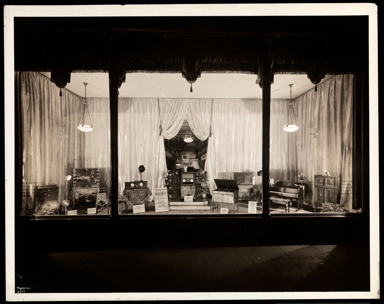Una vetrina alla Aeolian Company, 29 West 42nd Street, New York, 1924 da Byron Company