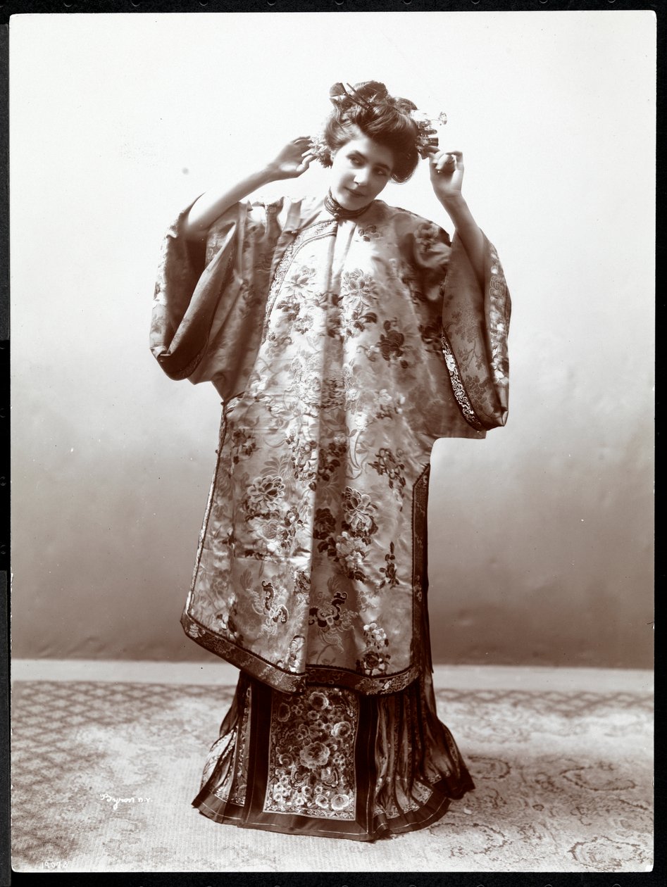 Una donna che modella un kimono giapponese, New York, 1904 da Byron Company