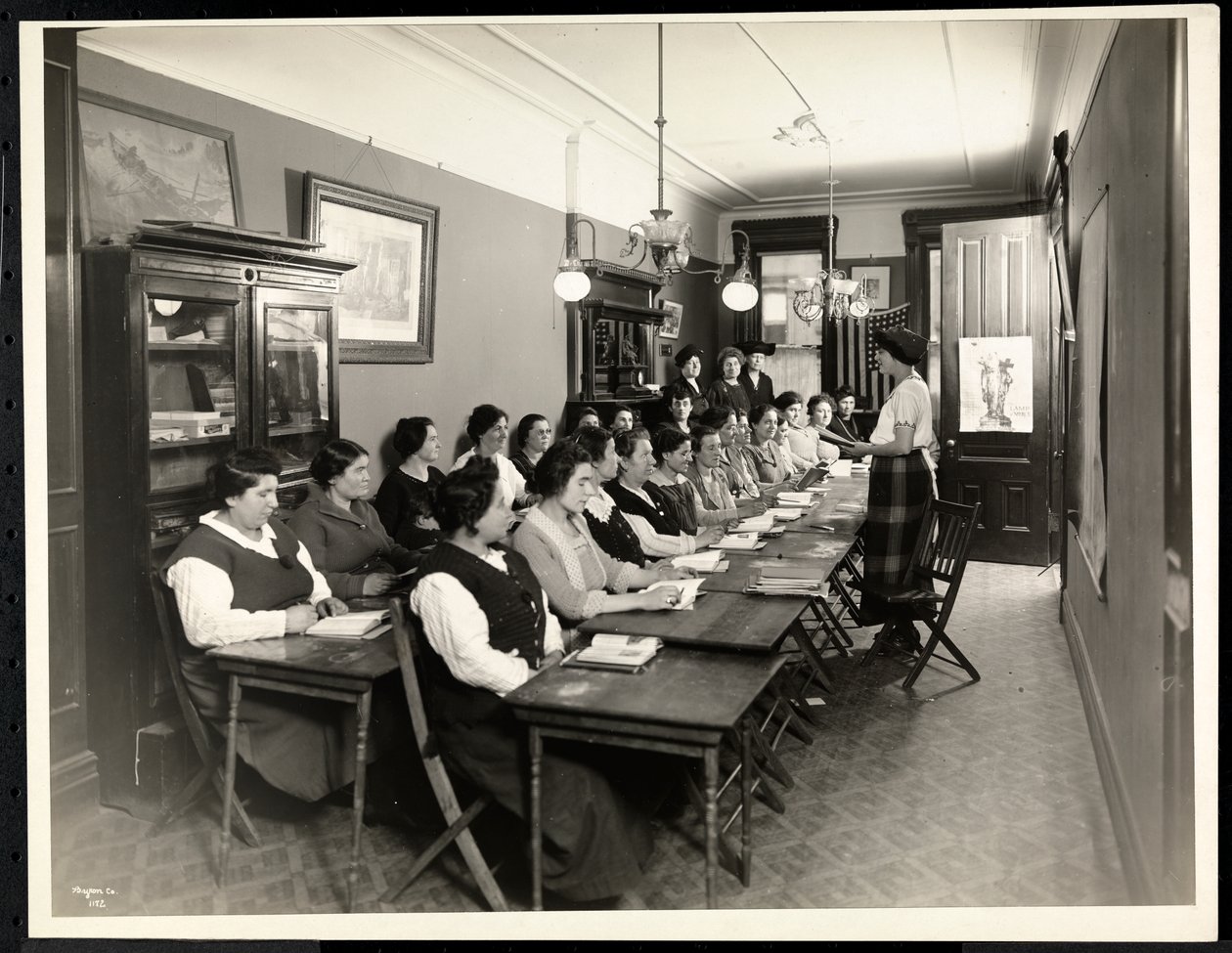 Classe di americanizzazione delle donne alla Rodeph Sholom Sisterhood, 157 East 94th Street, New York, 1920 da Byron Company