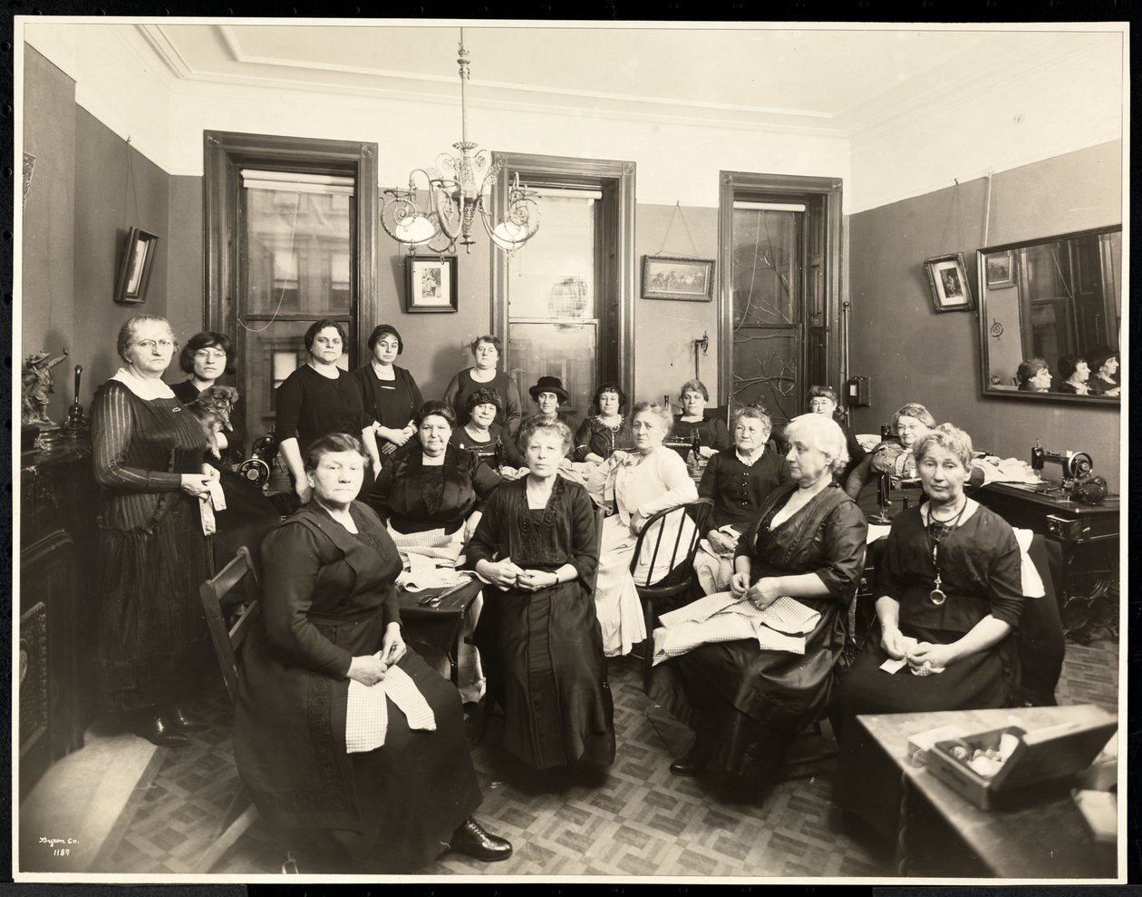 Un circolo di cucito femminile al 157 East 94th Street, Upper East Side, New York, 1920 da Byron Company