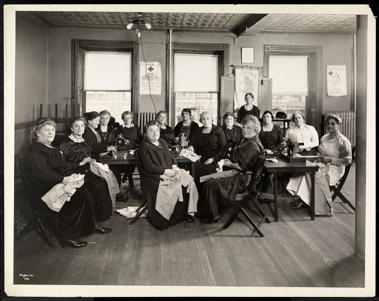 Un circolo di cucito femminile presso la Amelia Relief Society, 115 East 101st Street, East Harlem, New York, 1920 (stampa al gelatino d
