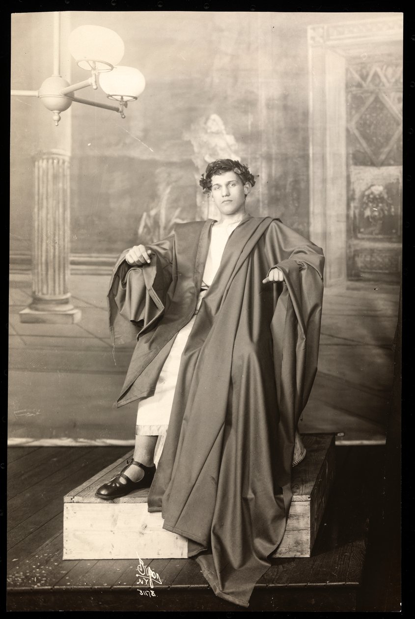Un giovane attore nel costume di Giulio Cesare di una produzione amatoriale di Giulio Cesare da Byron Company