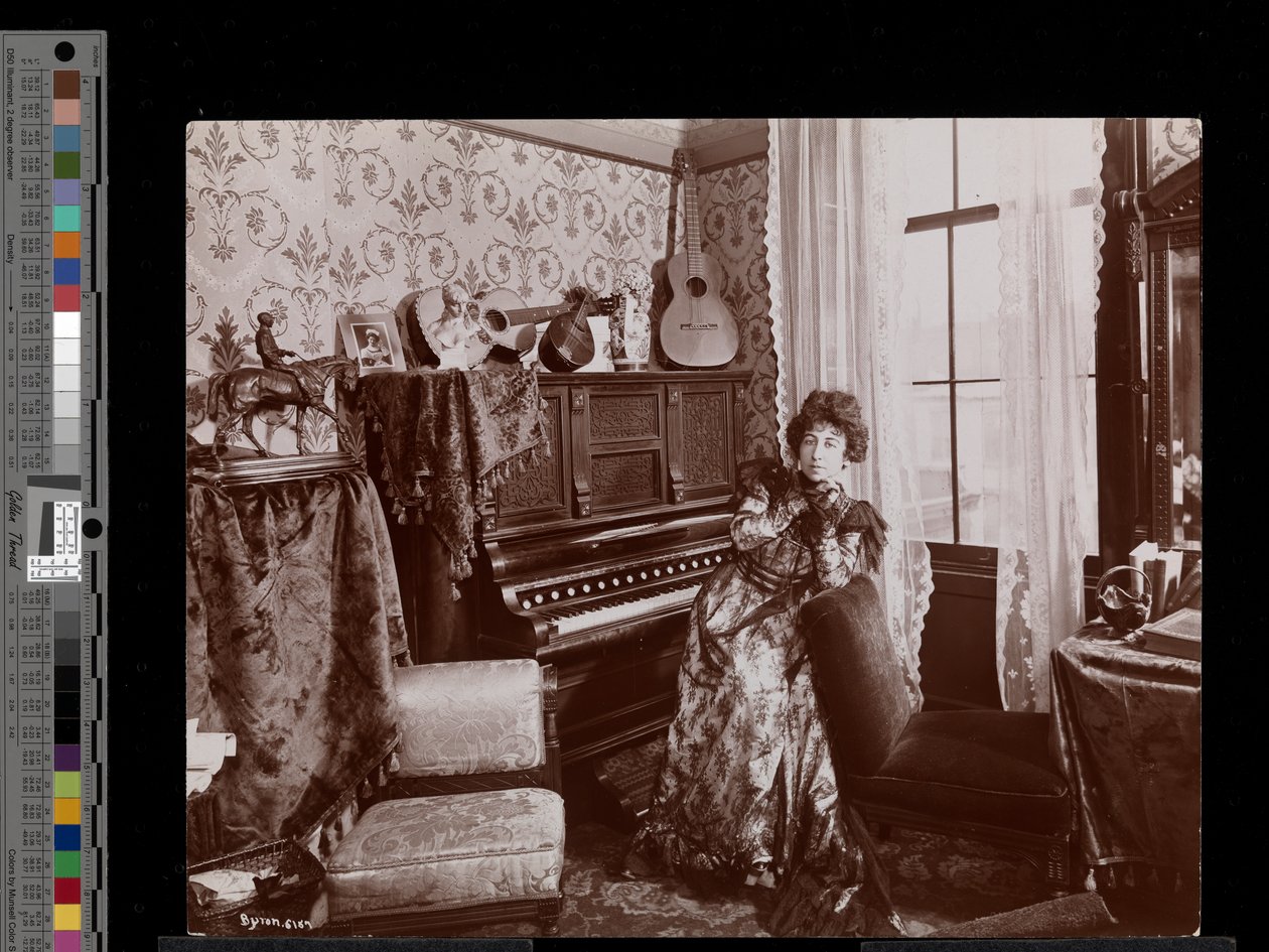 Anita Chartres seduta a un pianoforte automatico, c.1898 da Byron Company