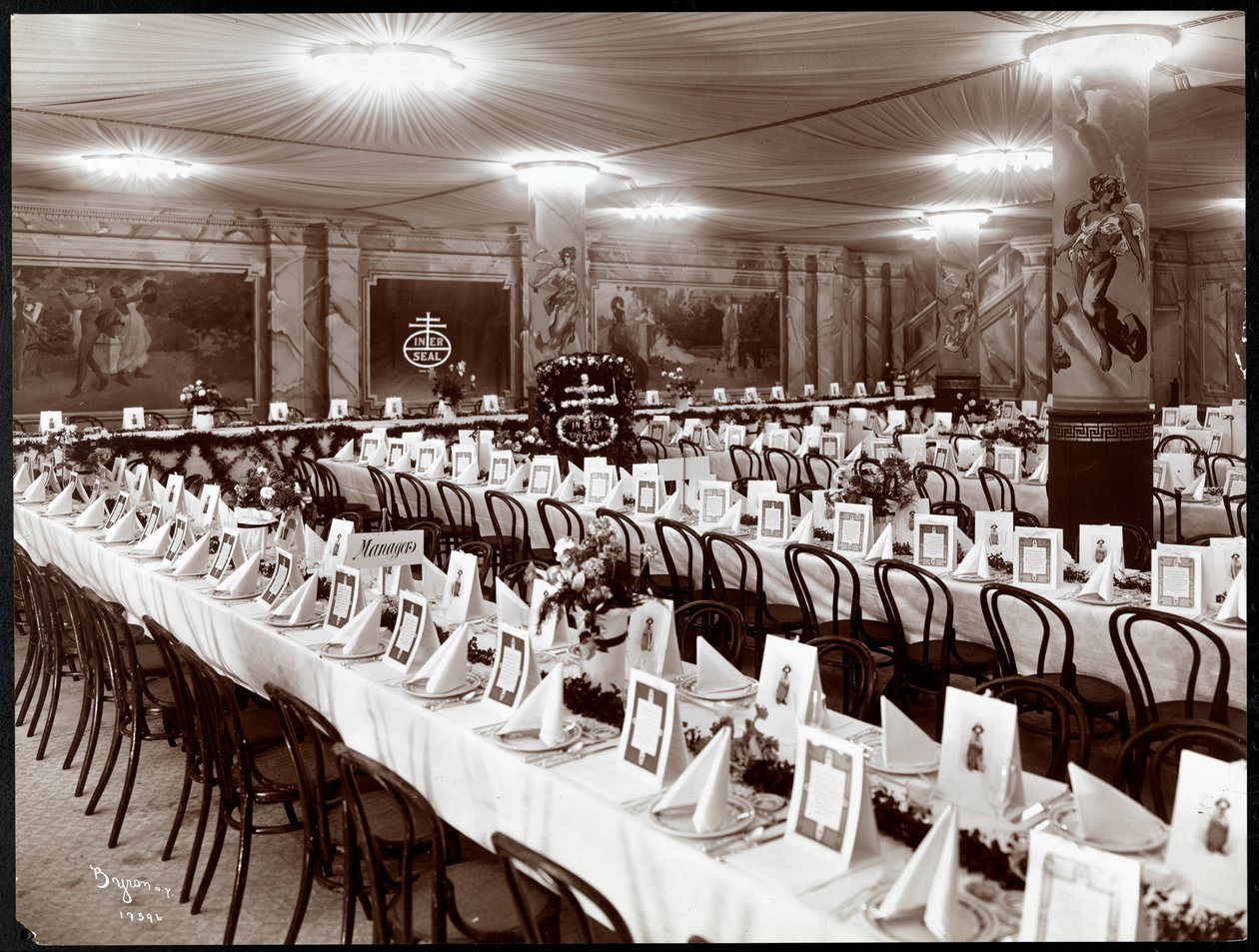 Sala da banchetto con tavola apparecchiata per il banchetto della National Biscuit Co., New York, 1904 da Byron Company